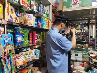 還在向未成年人售煙、“五毛食品”?豐臺對校園周邊商戶聯合執法