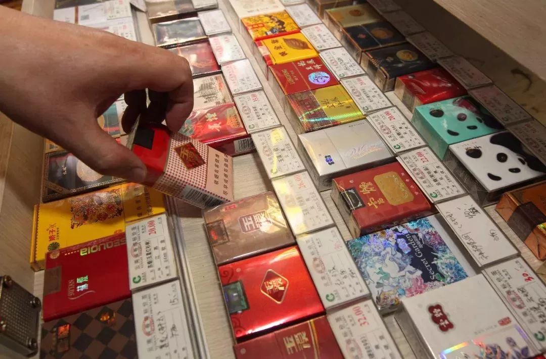 新規(guī)定將嚴(yán)格控制卷煙零售點(diǎn)的設(shè)置,要求煙草制品零售點(diǎn)的間距不低于