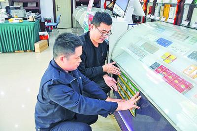 山東臨沭縣局制作發放禁止向未成年人銷售煙草制品宣傳貼